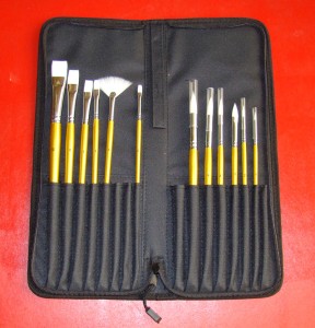 ZESTAW  12 PĘDZLI  RÓŻNE ROZMIARY , PŁASKIE , OKRĄGŁE , WACHLARZ