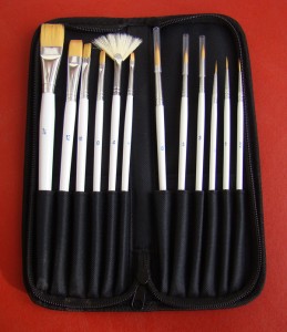 ZESTAW  12 PĘDZLI  RÓŻNE ROZMIARY , PŁASKIE , OKRĄGŁE , WACHLARZ