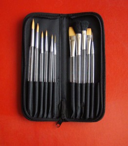 ZESTAW  12 PĘDZLI  RÓŻNE ROZMIARY , PŁASKIE , OKRĄGŁE , PONY